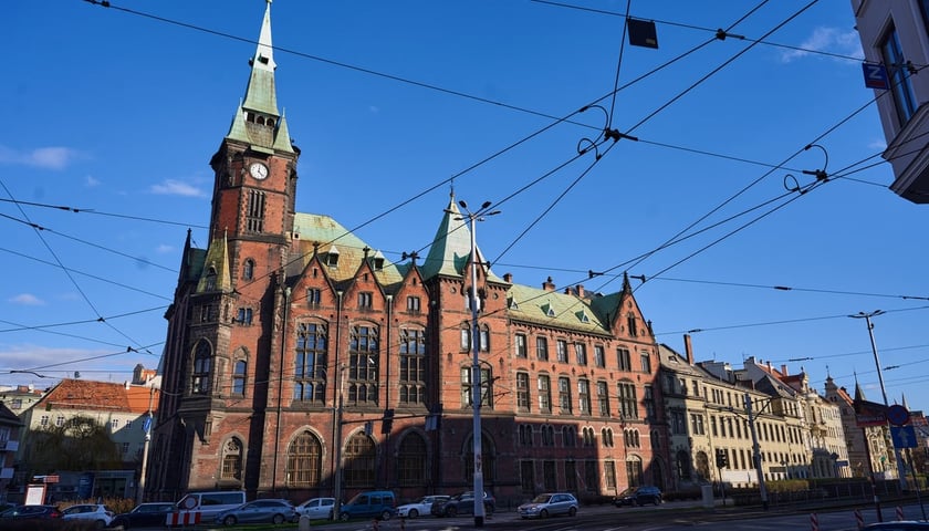 Budynek dawnej Biblioteki Uniwersyteckiej przy Szajnochy, widok od strony ul. Kazimierza Wielkiego.