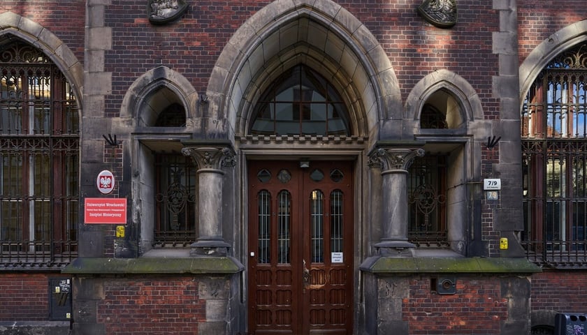 Wejście do budynku dawnej Biblioteki Uniwersyteckiej przy ul. Szajnochy
