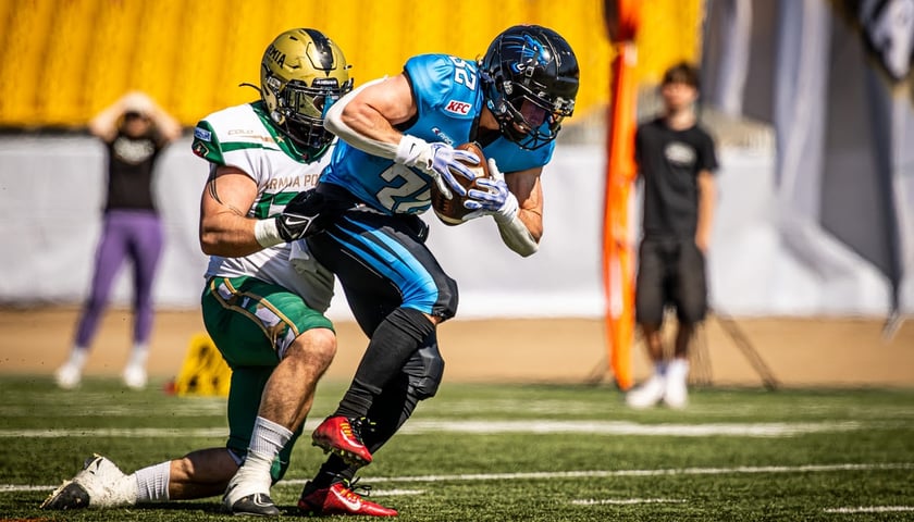 zawodnik Panthers Wrocław z piłką