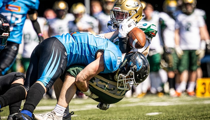 zawodnik Panthers Wrocław w starciu z rywalem