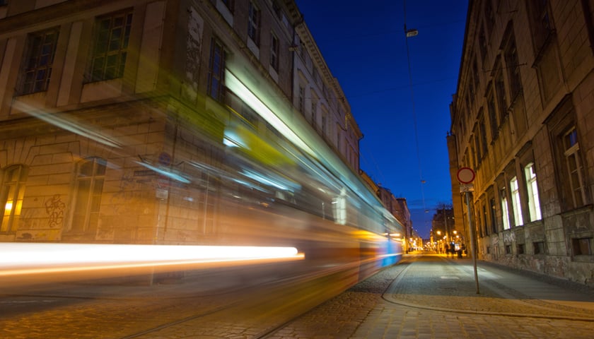 Więcej autobusów i wydłużone kursowanie tramwajów - urząd szykuje zmiany w komunikacji nocnej