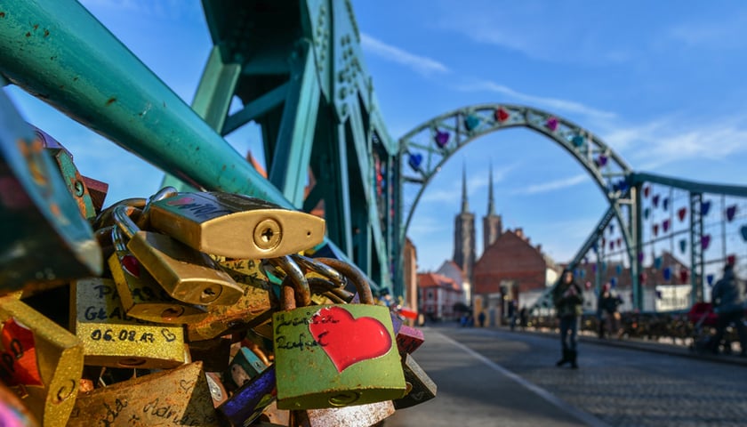 Most Tumski w remoncie - trwa zdejmowanie kłódek