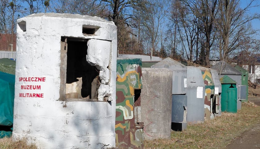 Społeczne Muzeum Militarne we Wrocławiu startuje z nowym sezonem 2026. Na zdjęciach ekspozycje Muzeum
