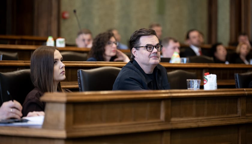 Radni siedzą w ławach podczas sesji Rady Miejskiej 23 kwietnia