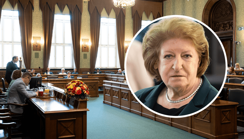 Posiedzenie Rady Miejskiej Wrocławia z 23 kwietnia 2026, w kółku portret Hanny Suchockiej