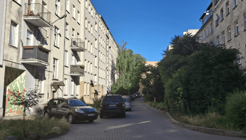 Stan obecny podw&oacute;rka przy Szczęśliwej