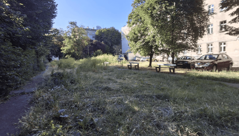 Stan obecny podw&oacute;rka przy Szczęśliwej