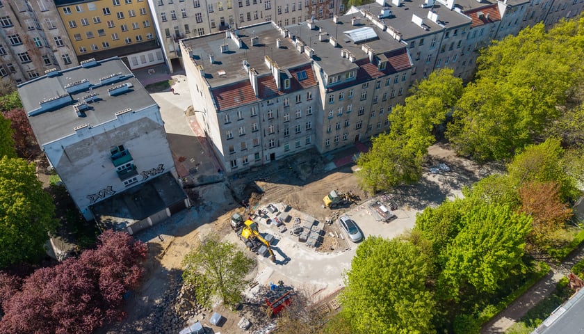 Podwórko przy Szczęśliwej w trakcie prac - z lotu ptaka. Koparka, cegły, widać tez nowy ciąg komunikacyjny