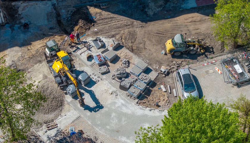 Prace na podw&oacute;rku w obrębie Szczęśliwej, Lwowskiej, Pereca i Jemiołowej