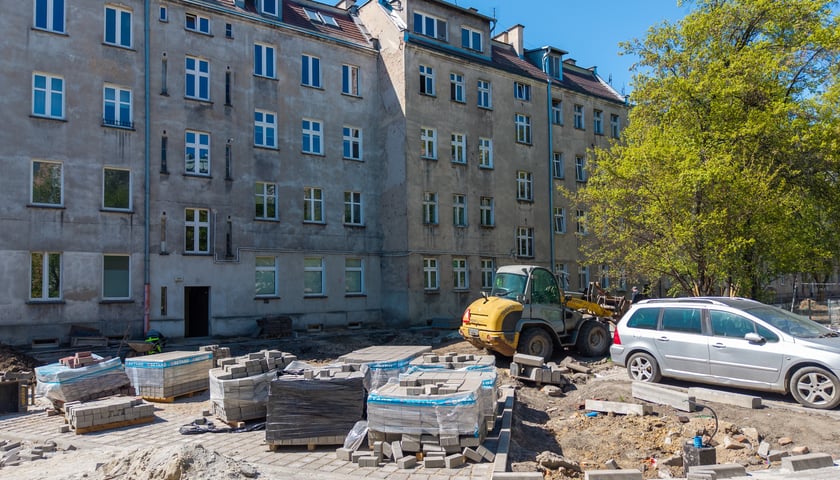 Prace na podw&oacute;rku w obrębie Szczęśliwej, Lwowskiej, Pereca i Jemiołowej