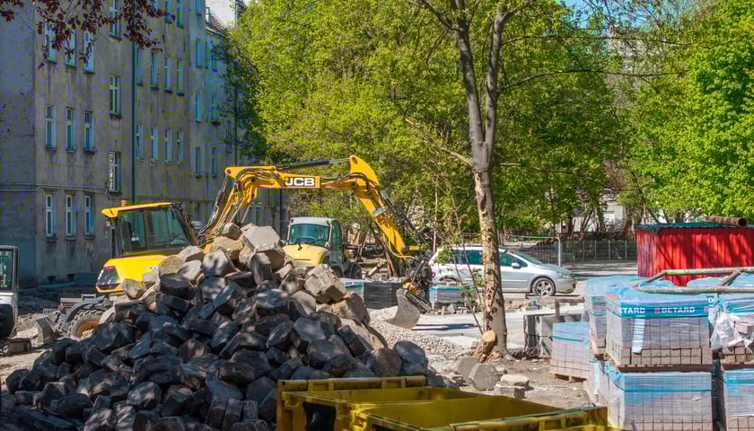 <p>Prace na podw&oacute;rku w obrębie Szczęśliwej, Lwowskiej, Pereca i Jemiołowej</p>
