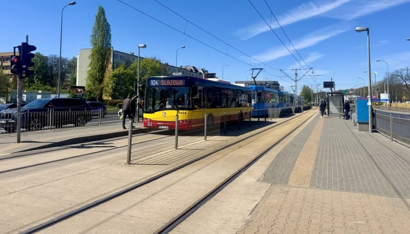 Przystanek autobusowo-tramwajowy "Kwiska" na ulicy Legnickiej. To miejsce ma zyskać nową jakość i lepiej służyć pasażerom jako nowoczesny węzeł przesiadkowy 