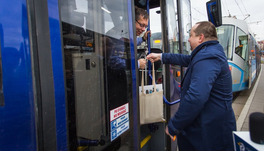 Chcesz podarować dzieciom prezent? Zostaw go w MPK