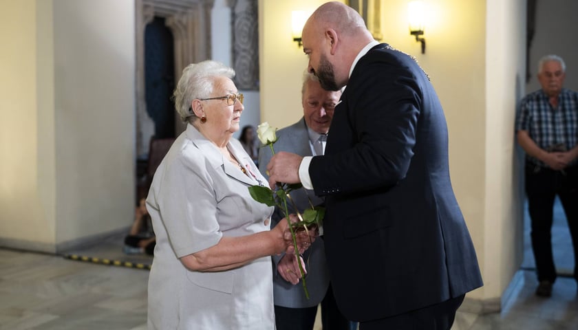 Wręczenie odznaczeń za długoletni staż małżeński. Medale za Długoletnie Pożycie Małżeńskie - 21 kwietnia 2026