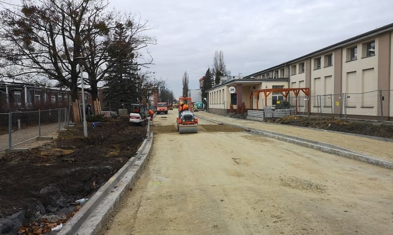 Na Otyńskiej i Fabrycznej układają nową nawierzchnię