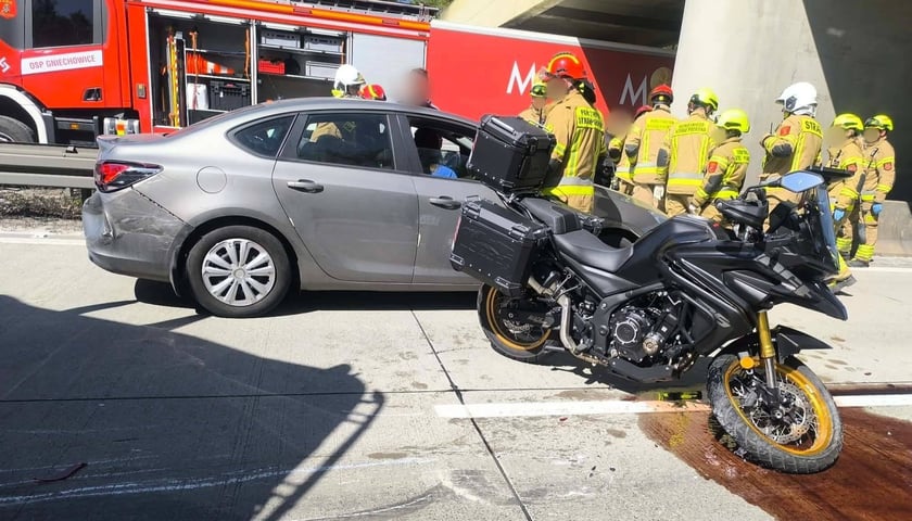 Uszkodzony motocykl po wypadku na autostradzie A4 pod Wrocławiem