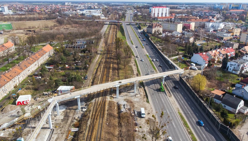 Na budowie kładki nad al. Jana III Sobieskiego widać już pochylnie i schody [ZDJĘCIA]