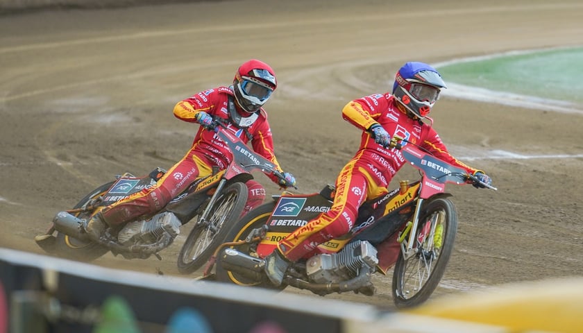 Dwóch żużlowców Sparty jedzie w parze podczas sparingu z Unia Leszno na Stadionie Olimpijskim rozegranego tuż przed startem obecnego sezonu PGE Ekstraligi