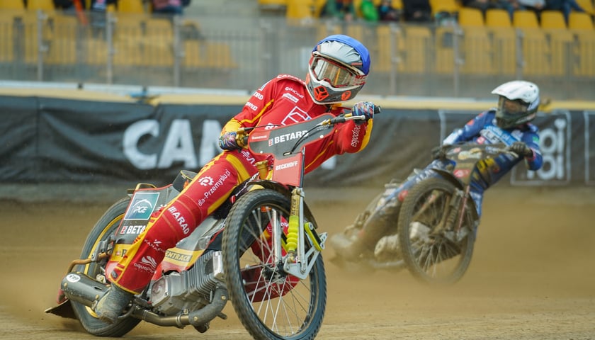 Zawodnik Betard Sparty Wrocław na prowadzeniu w czasie sparingu z Unią Leszno tuż przed startem sezonu. Już 3 maja na Olimpijskim mecz tych drużyn w PGE Ekstralidze. 