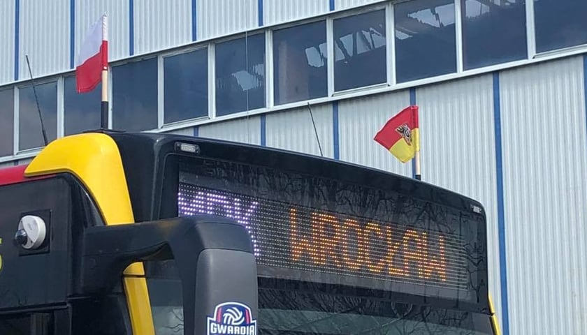 Flagi na autobusach i tramwajach na majowe święta