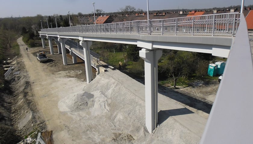 Budowa kładki nad al. Jana III Sobieskiego [ZDJĘCIA]