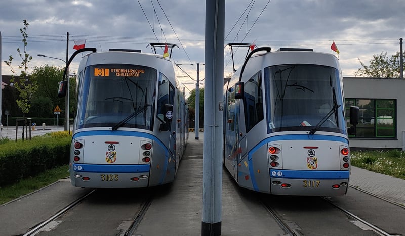 MPK ozdobione flagami świętuje samorządność
