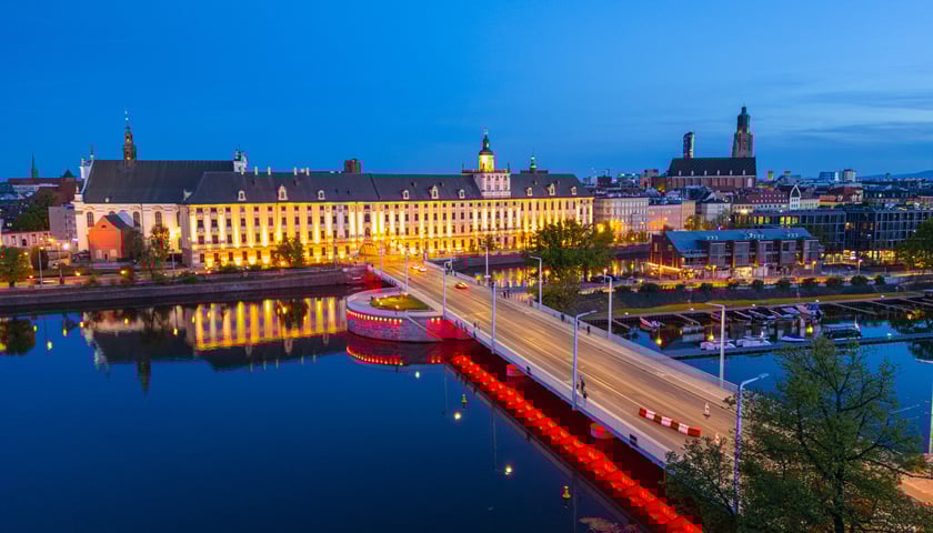 Most Uniwersytecki podświetlony na czerwono. Podziękowanie za akcję na rzecz chorych dzieci