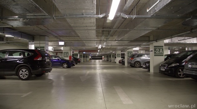 Parking pod NFM – pierwsza godzina za darmo