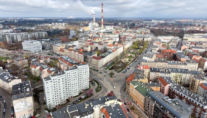 Zdjęcie ilustracyjne - widok z drona na część osiedla Nadodrze we Wrocławiu w pochmurny dzień.