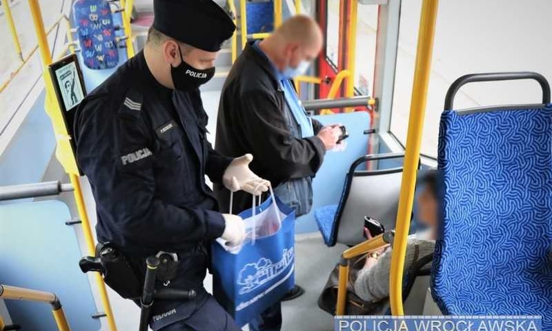Zamiast mandatu maseczka – policja i MPK sprawdzają pasażerów