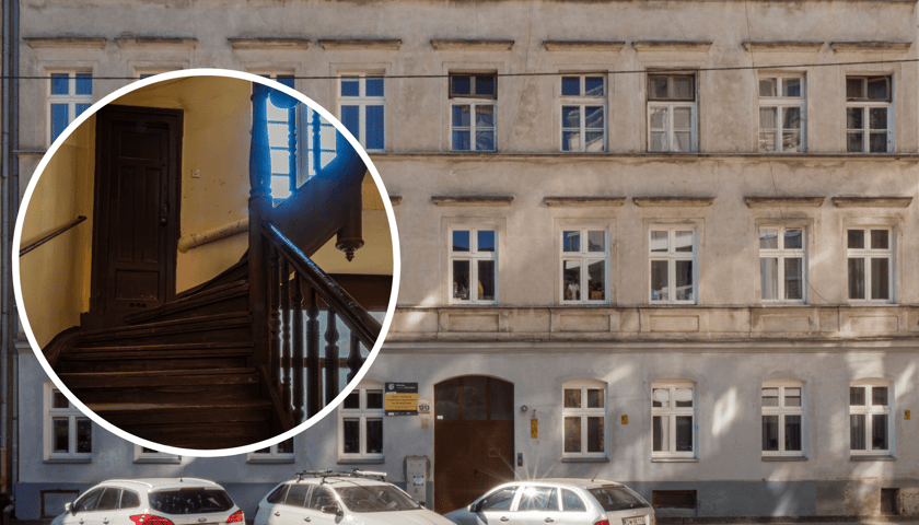 W tle elewacja frontowa kamienicy przy cieszyńskiego, w kółku klatka schodowa