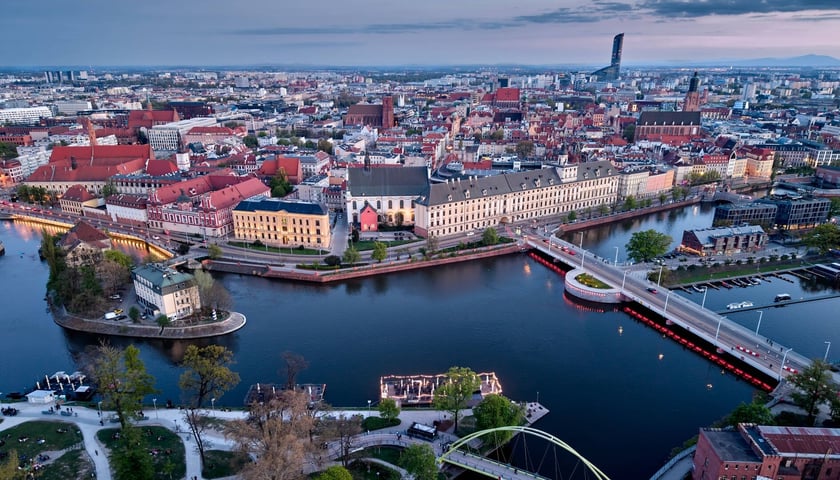 Panorama Wrocławia, widok z drona. Zdjęcie ilustracyjne.