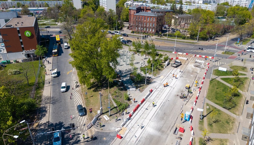 Ostatnie prace w rejonie skrzyżowania Glinianej z Borowską. Zdjęcie z 28 kwietnia. 1 maja pojadą tędy tramwaje