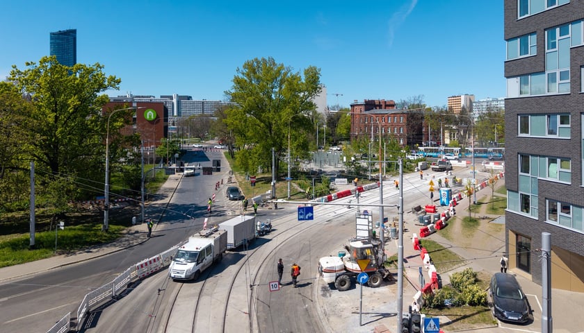 Ostatnie prace w rejonie skrzyżowania Glinianej z Borowską. Zdjęcie z 28 kwietnia. 1 maja pojadą tędy tramwaje