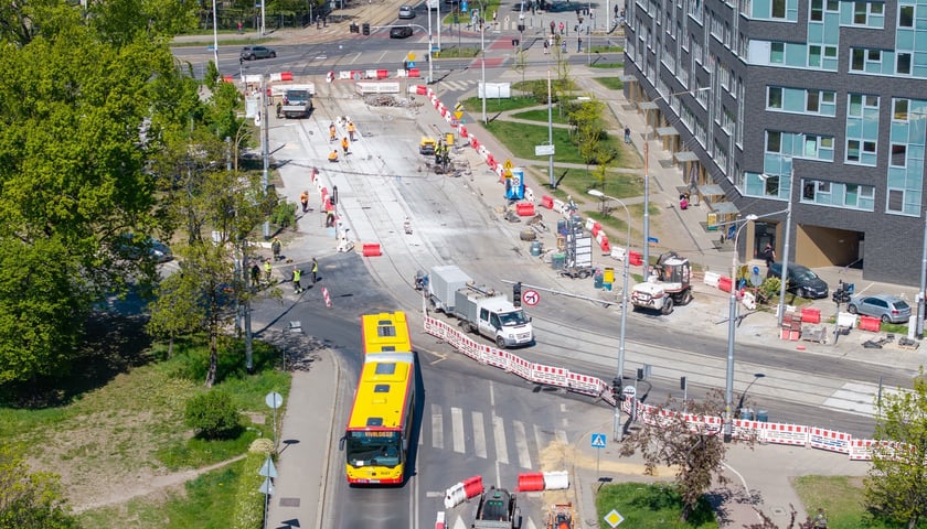 Ostatnie prace w rejonie skrzyżowania Glinianej z Borowską. Zdjęcie z 28 kwietnia. 1 maja pojadą tędy tramwaje