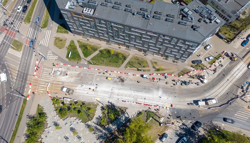 Ostatnie prace w rejonie skrzyżowania Glinianej z Borowską. Zdjęcie z 28 kwietnia. 1 maja pojadą tędy tramwaje