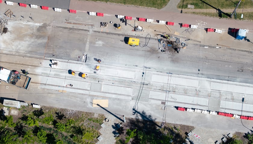 Ostatnie prace w rejonie skrzyżowania Glinianej z Borowską. Zdjęcie z 28 kwietnia. 1 maja pojadą tędy tramwaje