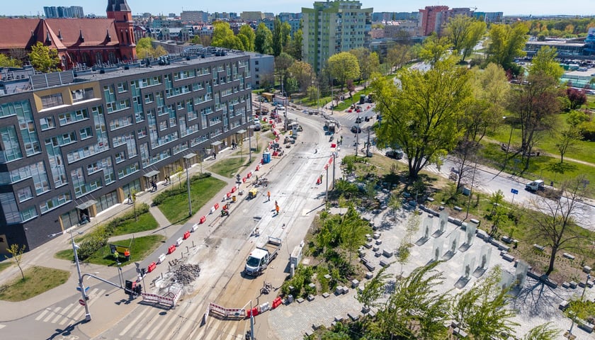 Ostatnie prace w rejonie skrzyżowania Glinianej z Borowską. Zdjęcie z 28 kwietnia. 1 maja pojadą tędy tramwaje