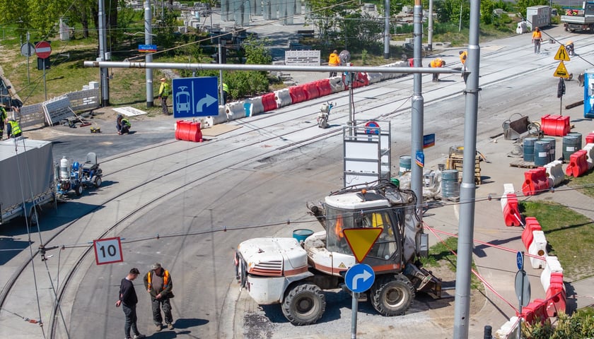 Ostatnie prace w rejonie skrzyżowania Glinianej z Borowską. Zdjęcie z 28 kwietnia. 1 maja pojadą tędy tramwaje