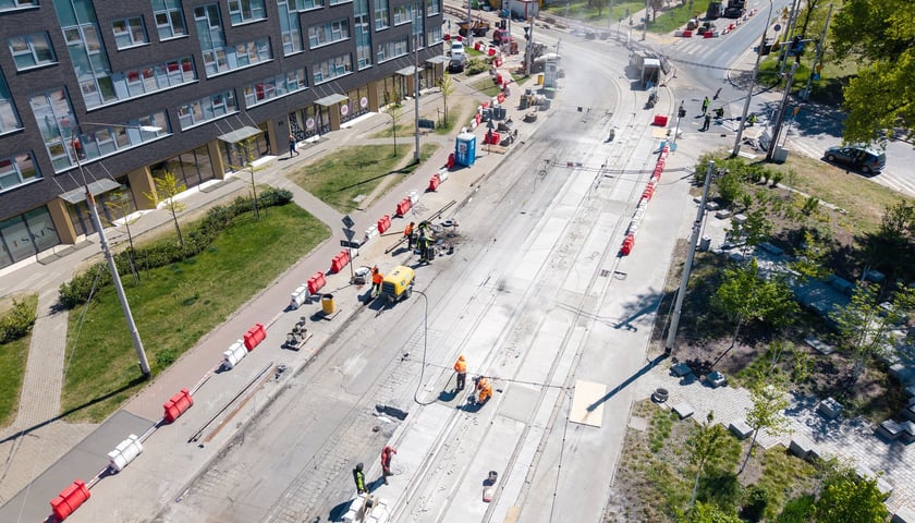 Ostatnie prace w rejonie skrzyżowania Glinianej z Borowską. Zdjęcie z 28 kwietnia. 1 maja pojadą tędy tramwaje