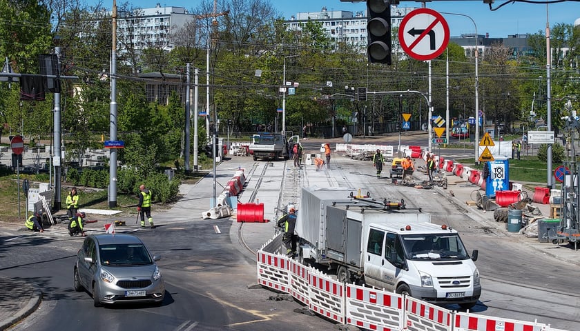 Ostatnie prace w rejonie skrzyżowania Glinianej z Borowską. Zdjęcie z 28 kwietnia. 1 maja pojadą tędy tramwaje