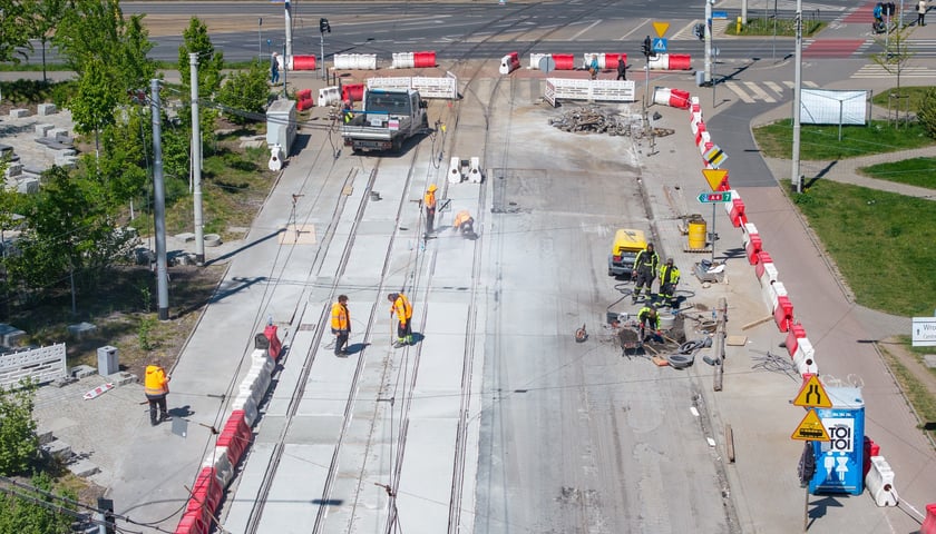 Ostatnie prace w rejonie skrzyżowania Glinianej z Borowską. Zdjęcie z 28 kwietnia. 1 maja pojadą tędy tramwaje