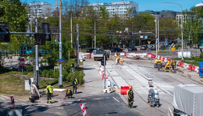 Ostatnie prace w rejonie skrzyżowania Glinianej z Borowską. Zdjęcie z 28 kwietnia. 1 maja pojadą tędy tramwaje
