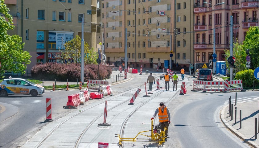 Ostatnie prace na Glinianej w rejonie skrzyżowania z Łódzką. Zdjęcie z 28 kwietnia. 1 maja pojadą tędy tramwaje