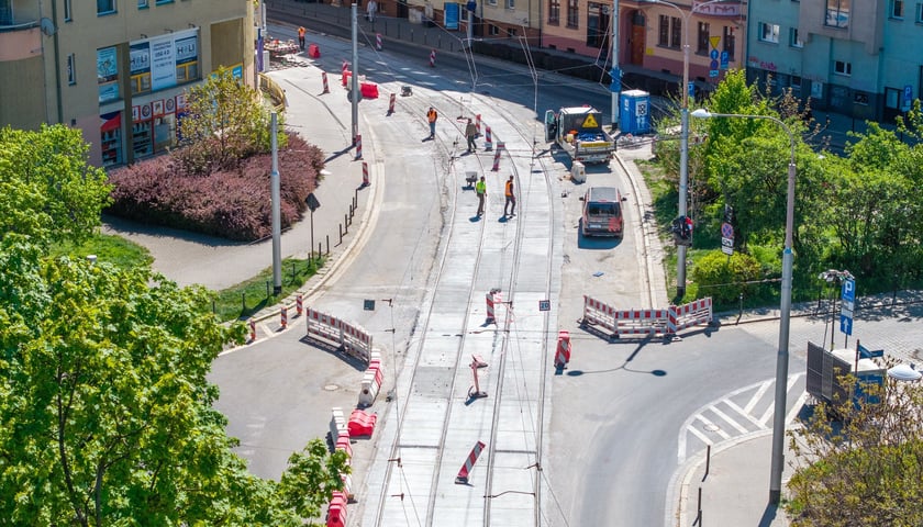 Ostatnie prace na Glinianej w rejonie skrzyżowania z Łódzką. Zdjęcie z 28 kwietnia. 1 maja pojadą tędy tramwaje
