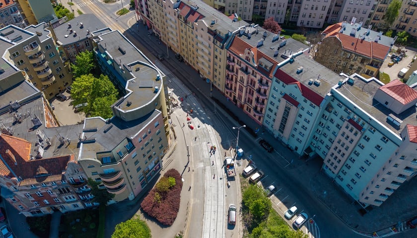 Ostatnie prace na Glinianej w rejonie skrzyżowania z Łódzką. Zdjęcie z 28 kwietnia. 1 maja pojadą tędy tramwaje