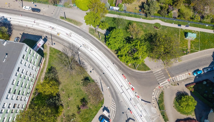 Ostatnie prace na Glinianej w rejonie skrzyżowania z Łódzką. Zdjęcie z 28 kwietnia. 1 maja pojadą tędy tramwaje