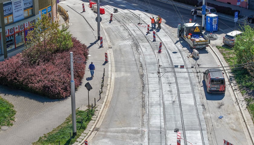 Ostatnie prace na Glinianej w rejonie skrzyżowania z Łódzką. Zdjęcie z 28 kwietnia. 1 maja pojadą tędy tramwaje