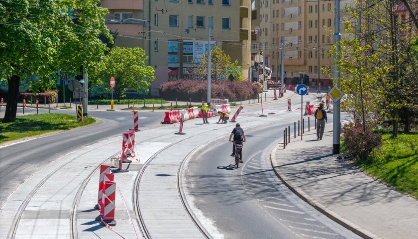 Ostatnie prace na Glinianej w rejonie skrzyżowania z Łódzką. Zdjęcie z 28 kwietnia. 1 maja pojadą tędy tramwaje