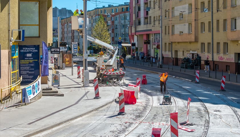 Ostatnie prace na Glinianej w rejonie skrzyżowania z Łódzką. Zdjęcie z 28 kwietnia. 1 maja pojadą tędy tramwaje